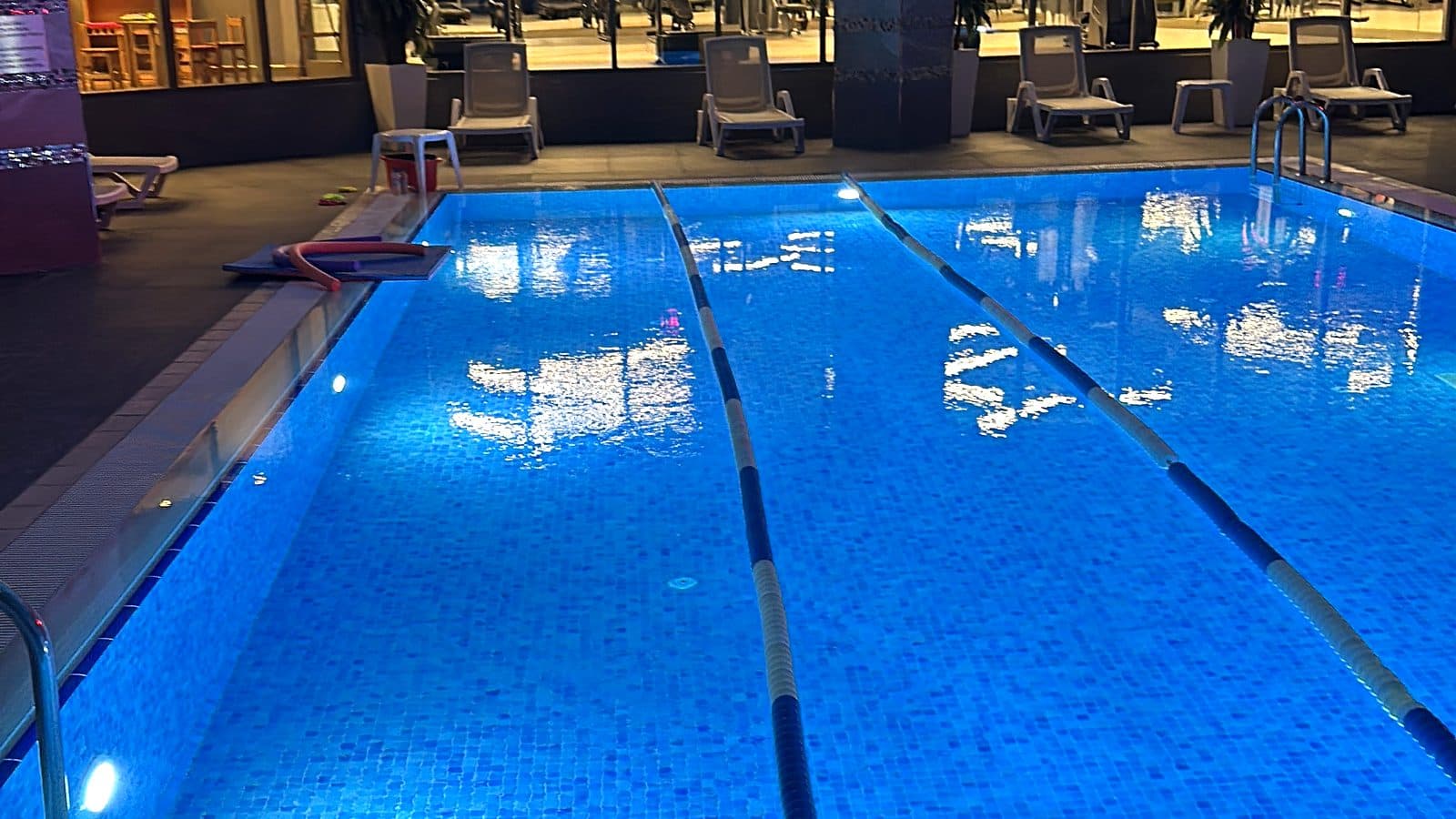 Radisson Vadistanbul Residence kapalı yüzme havuzu